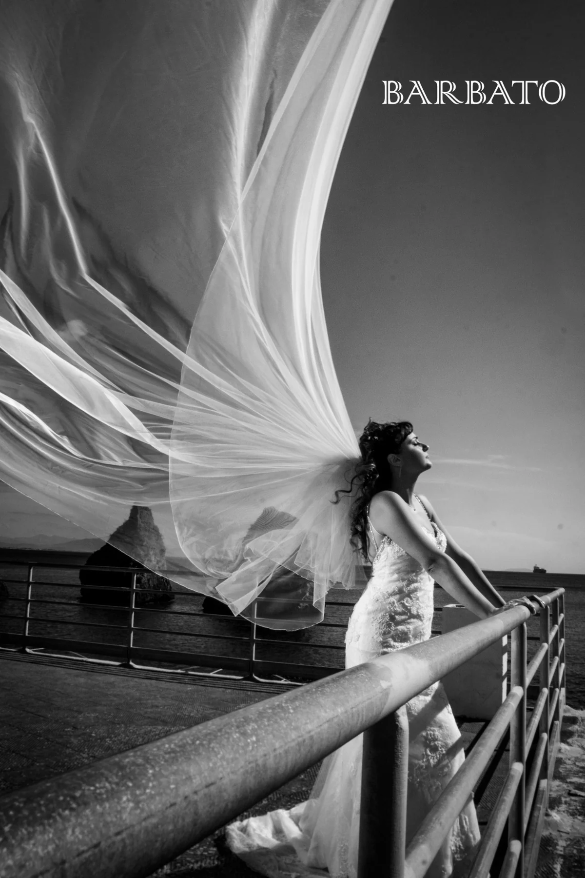 Sposa con velo sul mare