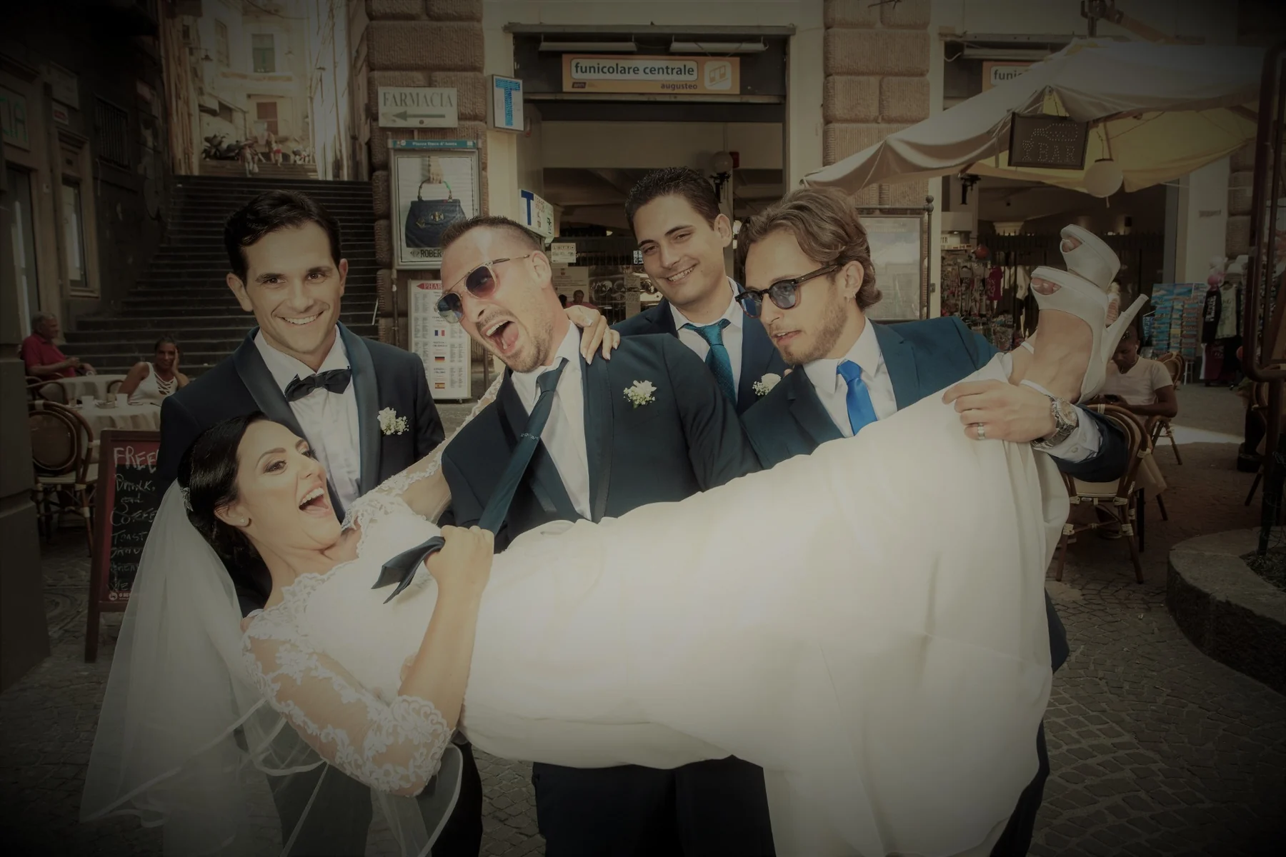 Gli sposi con gli amici