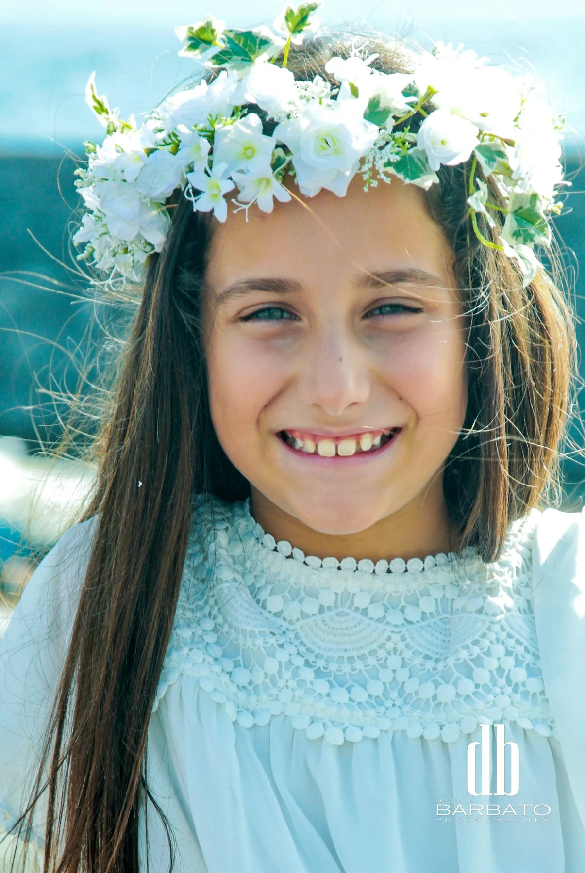 Ritratto sorridente con coroncina di fiori