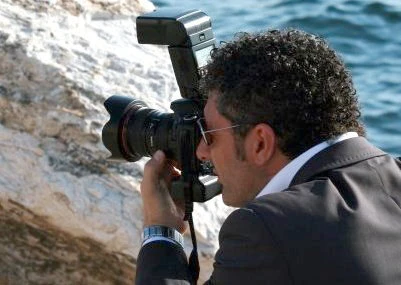 Daniele Barbato mentre fotografa con la macchina fotografica