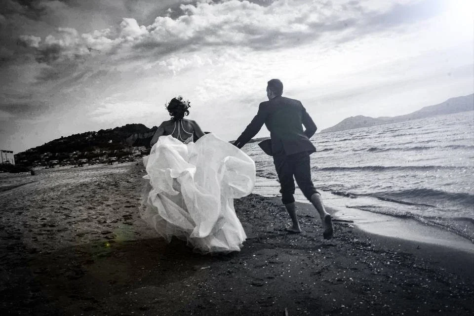 Sposi che corrono sulla spiaggia